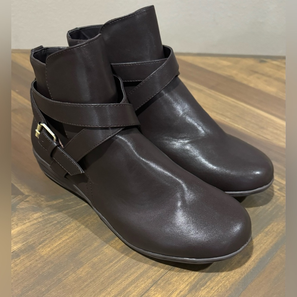 Comfortview Women's The Bronte Brown Round Toe Zipper Ankle Booties Sz 11 W